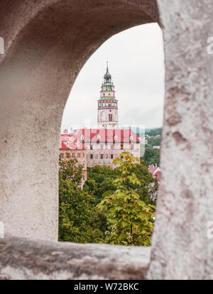 Vista del castello di Cesky Krumlov dal lungomare di castel garden. 14 luglio 2019 castello di Cesky Krumlov a Cesky Krumlov città, Repubblica Ceca. Foto Stock