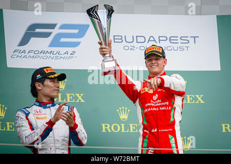 Prema Racing tedesco della racing driver Mick Schumacher (R) festeggia sul podio dopo aver vinto la seconda gara del campionato FIA di Formula 2 Championship sul circuito di Hungaroring a Budapest. Foto Stock