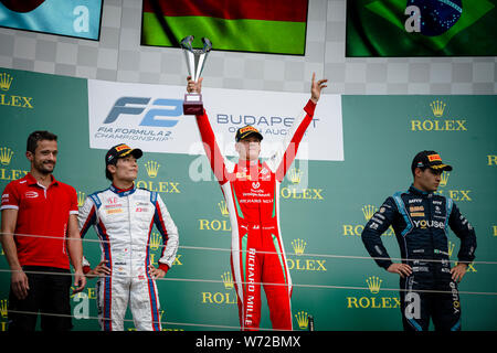 Prema Racing tedesco della racing driver Mick Schumacher (C) festeggia sul podio dopo aver vinto la seconda gara del campionato FIA di Formula 2 Championship sul circuito di Hungaroring a Budapest. Foto Stock