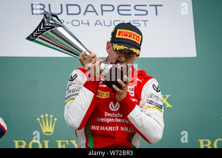 Prema Racing tedesco della racing driver Mick Schumacher festeggia sul podio dopo aver vinto la seconda gara del campionato FIA di Formula 2 Championship sul circuito di Hungaroring a Budapest. Foto Stock