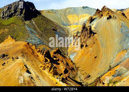 Vista sulla colorata giallo rossastro marrone ruggine robusto isolato sharp picchi di montagna - Landmannalaugar, Islanda Foto Stock