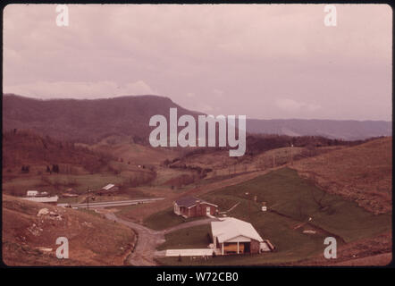 Case dei Minatori del carbone che vivono nella contea di TAZEWELL, VIRGINIA VICINO A RICHLANDS, nella punta sud-occidentale dello stato. L'autostrada #19 è visto in background. La demolizione della vecchia città della società ha comportato un cambiamento dei modelli di data mining in vita. Molti dei minatori ora commutare fino a 25 miglia di un modo per andare al lavoro rispetto ai vecchi modi di concentrato di alloggiamento attorno le miniere che ha permesso loro di andare a piedi al lavoro Foto Stock