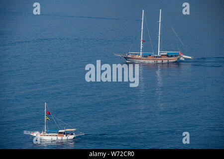 Un sacco di bella, grande Gulets salpare nelle prime ore del mattino al largo delle coste della Turchia vicino a Kalkan Foto Stock