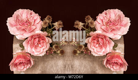Due mazzetti di appassiti e tre rosa in fiore rose rosse sul grigio di un cubo di cemento su sfondo nero in vintage stile di pittura Foto Stock