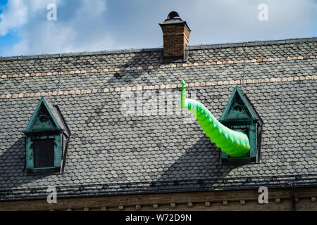 Il castello di Örebro. Un castello medievale fortificazione a Örebro, Närke, Svezia. Installazione d arte da Filthy Luker & Pedro Estrellas "Octopus attacchi!' Foto Stock