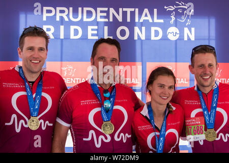 Londra, Regno Unito. 04 Ago, 2019. RideLondon prudenziali, il mondo il più grande festival del ciclismo, con più di centomila persone prendere la loro moto sopra questo fine settimana per godersi il traffico libera le strade di Londra e Surrey. Essi completa e terminare la loro corsa nel Mall, a Londra. Credito: Keith Larby/Alamy Live News Foto Stock