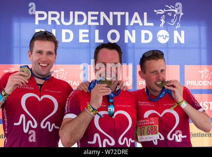 Londra, Regno Unito. 04 Ago, 2019. RideLondon prudenziali, il mondo il più grande festival del ciclismo, con più di centomila persone prendere la loro moto sopra questo fine settimana per godersi il traffico libera le strade di Londra e Surrey. Essi completa e terminare la loro corsa nel Mall, a Londra. Credito: Keith Larby/Alamy Live News Foto Stock