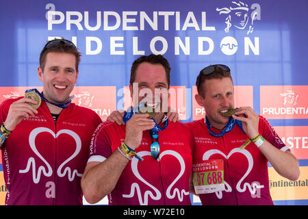 Londra, Regno Unito. 04 Ago, 2019. RideLondon prudenziali, il mondo il più grande festival del ciclismo, con più di centomila persone prendere la loro moto sopra questo fine settimana per godersi il traffico libera le strade di Londra e Surrey. Essi completa e terminare la loro corsa nel Mall, a Londra. Credito: Keith Larby/Alamy Live News Foto Stock