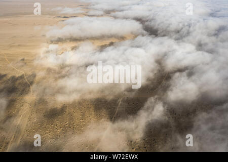 Nebbia costiera rotolando su di paesaggio deserto di Skeleton Coast. Skeleton Coast, Namibia. Foto Stock