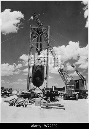 [Jumbo dispositivo atomico essendo posizionato per il Trinity test a Alamogordo, Nuovo Messico.]; Nara della didascalia non è corretta. Jumbo non era un dispositivo atomico, ma un contenitore di acciaio. Esso è stato posizionato vicino al reale dispositivo esplosivo per studiare come si sarebbero colpite dall'esplosione. Foto Stock
