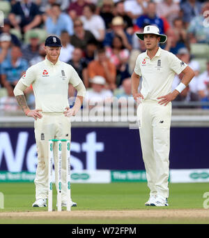 L'Inghilterra del Ben Stokes (sinistra) e Stuart ampio stand sconsolato durante il giorno quattro delle ceneri Test match a Edgbaston, Birmingham. Foto Stock