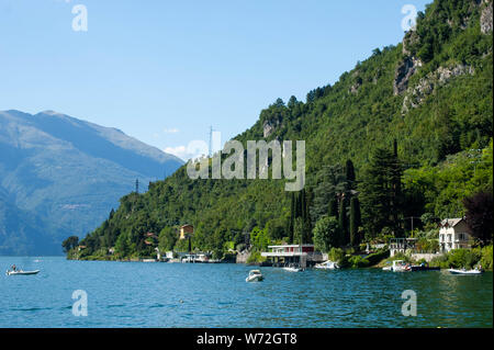 Vista del lago di montagna su una soleggiata giornata estiva. Distretto del Lago di Como, Colico, Italia, Europa. Foto Stock