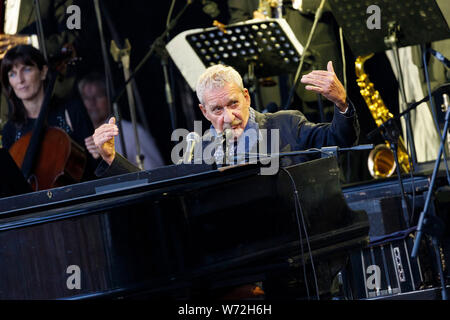 Paolo Conte live sulla Roncalliplatz nella parte anteriore del Kolner Dom. Koln, 03.08.2019 | Utilizzo di tutto il mondo Foto Stock