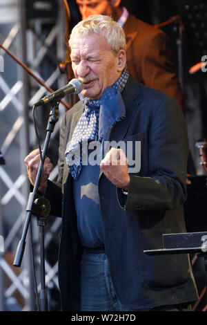 Paolo Conte live sulla Roncalliplatz nella parte anteriore del Kolner Dom. Koln, 03.08.2019 | Utilizzo di tutto il mondo Foto Stock