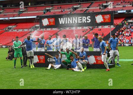 Londra, Regno Unito. 04 Ago, 2019. Manchester City giocatori festeggiare dopo la vittoria del 2019 protezione comunitaria . La Comunità fa scudo, Liverpool e Manchester City allo Stadio di Wembley a Londra domenica 4 agosto 2019. Questa immagine può essere utilizzata solo per scopi editoriali. Solo uso editoriale, è richiesta una licenza per uso commerciale. Nessun uso in scommesse, giochi o un singolo giocatore/club/league pubblicazioni . pic da Chris Stading/Andrew Orchard fotografia sportiva/Alamy Live news Credito: Andrew Orchard fotografia sportiva/Alamy Live News Foto Stock