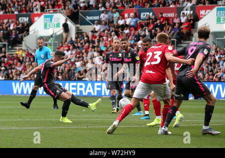 Bristol City's Niclas Eliasson (sinistra) punteggi il suo lato del primo obiettivo del gioco durante il cielo di scommessa match del campionato a Ashton Gate, Bristol. Foto Stock