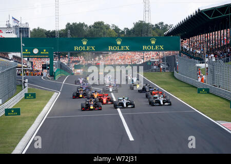 Budapest, Ungheria. 04 Agosto,2019. Lewis Hamilton di Mercedes AMG Petronas Motorsport in pista al primo giro durante il Gran Premio di F1 di Ungheria Credito: Marco Canoniero/Alamy Live News Foto Stock