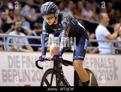 Berlino, Germania. 04 Ago, 2019. Ciclismo: campionato tedesco, Sprint femminile : Stazione ferroviaria ciclista Lea Sophie Friedrich scorre il treno in Velodrom. Credito: Monika Skolimowska/dpa-Zentralbild/dpa/Alamy Live News Foto Stock