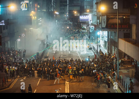 Hong Kong- 05 Agosto 2019: polizia di Hong Kong ha usato gas lacrimogeni bomba a respingere i manifestanti in la Causeway Bay di Hong Kong. Foto Stock