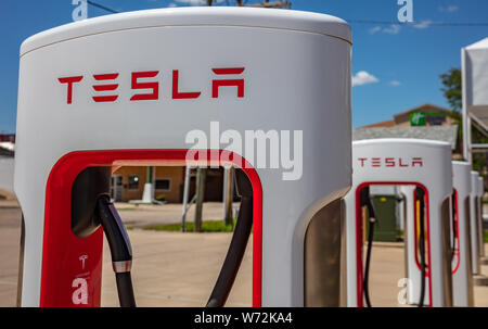 Stati Uniti d'America Oklahoma, Maggio 13th, 2019. Le automobili elettriche Tesla stazione di ricarica, primo piano. Soleggiata giornata di primavera nei pressi di Amarillo Foto Stock