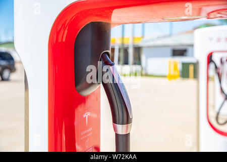 Stati Uniti d'America Oklahoma, Maggio 13th, 2019. Le automobili elettriche Tesla stazione di ricarica, primo piano. Soleggiata giornata di primavera nei pressi di Amarillo Foto Stock