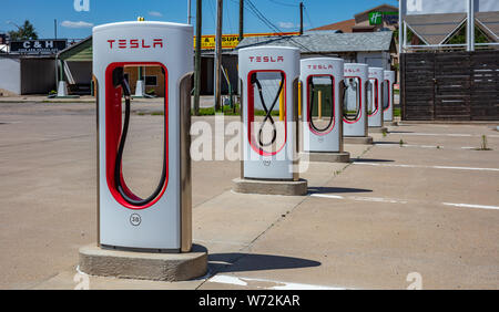 Stati Uniti d'America Oklahoma, Maggio 13th, 2019. Le automobili elettriche Tesla stazione di ricarica, spazi vuoti per la carica in una soleggiata giornata di primavera nei pressi di Amarillo Foto Stock