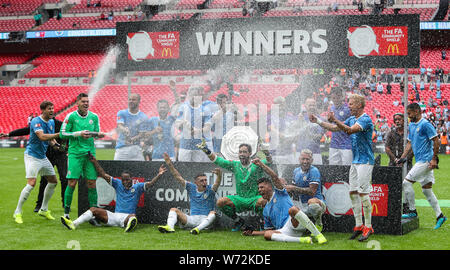 Londra, Regno Unito. 04 Ago, 2019. Manchester City sollevare la fa scudo della Comunità dopo aver battuto il Liverpool sulle sanzioni allo Stadio di Wembley il 4 agosto 2019 a Londra, Inghilterra. (Foto di John Rainford/phcimages.com) Credit: Immagini di PHC/Alamy Live News Foto Stock