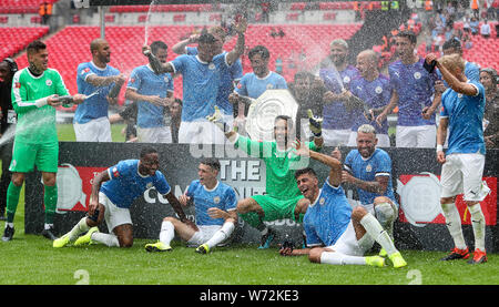 Londra, Regno Unito. 04 Ago, 2019. Manchester City sollevare la fa scudo della Comunità dopo aver battuto il Liverpool sulle sanzioni allo Stadio di Wembley il 4 agosto 2019 a Londra, Inghilterra. (Foto di John Rainford/phcimages.com) Credit: Immagini di PHC/Alamy Live News Foto Stock