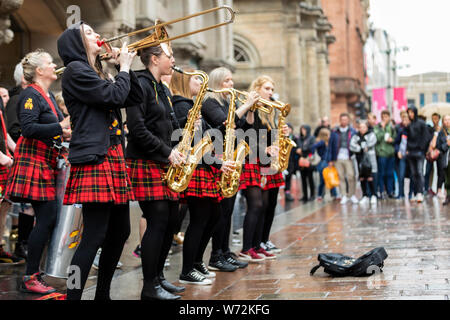 Glasgow, Scozia: Giugno 17,2018: samba music band con tradizionale Scotish kilts eseguendo nel centro della città di Glasgow Foto Stock