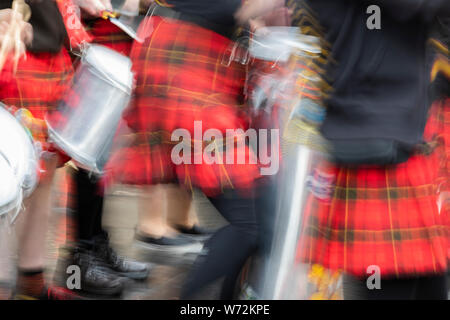 Glasgow, Scozia: Giugno 17,2018: samba music band con tradizionale Scotish kilts eseguendo nel centro della città di Glasgow Foto Stock