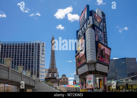 Las Vegas Nevada, USA. Maggio 27, 2019. Las Vegas edifici e torre di annunci al mattino. Soleggiata giornata di primavera, cielo blu Foto Stock