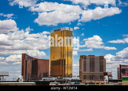 Las Vegas Nevada, USA. Maggio 28, 2019. Trump Tower facciata oro brilla al mattino. Soleggiata giornata di primavera, cielo blu con nuvole Foto Stock