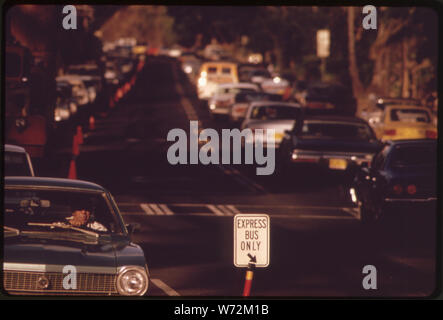 Mattina ora di punta il traffico a Honolulu da est sull'autostrada KALANIANAOLE. Cancella (flusso in retromarcia) LANE È RISERVATA PER GLI AUTOBUS Foto Stock