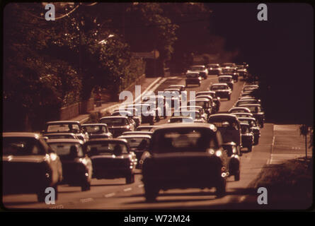 Mattina ora di punta il traffico a Honolulu da est sull'autostrada KALANIANAOLE Foto Stock