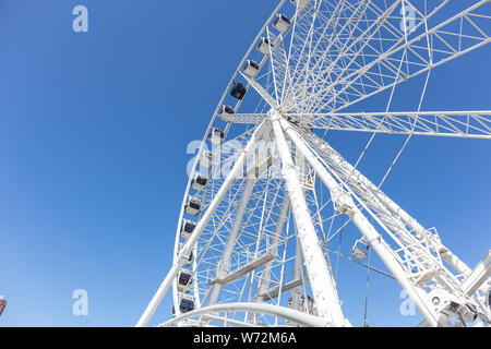 Rotterdam, Paesi Bassi. Giugno 27, 2019. Parco Markthal, ruota panoramica Ferris basso angolo vista prospettica, molla giornata di sole. Cielo blu chiaro, spazio di copia Foto Stock