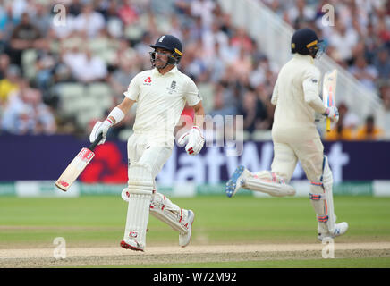 L'Inghilterra del Rory Burns (sinistra) e Jason Roy corre tra i wickets durante il giorno quattro delle ceneri Test match a Edgbaston, Birmingham. Foto Stock