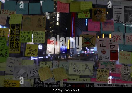 Hong Kong, Cina. 4 Ago, 2019. Finestra sul cavalcavia in Causeway Bay Hong Kong Island è intonacato con piena di distacchi dai manifestanti condanna di governo di Hong Kong.Aug-4, 2019 Hong Kong.ZUMA/Liau Chung-ren Credito: Liau Chung-ren/ZUMA filo/Alamy Live News Foto Stock