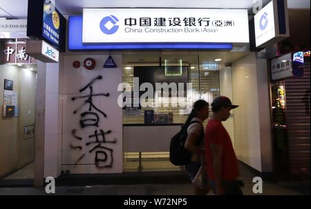 Hong Kong, Cina. 4 Ago, 2019. Piccola filiale della Terraferma Cinese Bank in Hong Kong è spruzzato su con la parola, HONG KONG. Molto spesso le organizzazioni commerciali che rappresentano la Cina capitol sono diventati bersaglio di odio in Hong Kong negli ultimi anni come un conflitto politico intensificare in scala completa il confronto tra i cittadini e il governo di Hong Kong.Aug-4, 2019 Hong Kong.ZUMA/Liau Chung-ren Credito: Liau Chung-ren/ZUMA filo/Alamy Live News Foto Stock