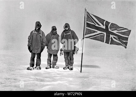 ERNEST SHACKLETON (1874-1921) ufficiale della Royal Navy ed esploratore artico. Da sinistra: Jameson Adams, Frank Wild, Erenest Shackleton al loro più lontano sud 112 miglia dal Polo Sud il 9 gennaio 1909. Foto Stock