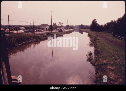 OHIO-Canale Erie con alzaia a destra e Canal Road a sinistra, vicino a Cleveland, Ohio. Il canale collegato i grandi laghi con la Ohio e del Mississippi River Systems tra il 1833 e il 1913 quando un alluvione e le ferrovie mettere la via navigabile di business il canale è ora una parte di Cuyahoga Valley National Recreation Area tra CLEVELAND E AKRON. Sviluppo industriale tra le città erano bypassato la valle, lasciando le rive del fiume quasi invariata Foto Stock