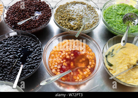 Gli ingredienti utilizzati in vietnamita Street alimenti disposti su un carrello per in acciaio inox Foto Stock