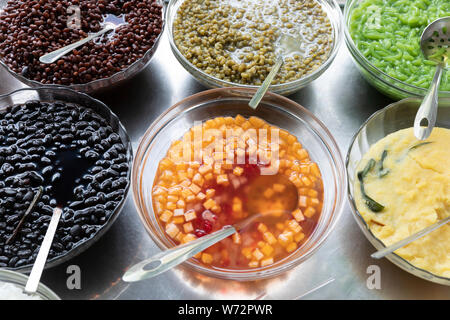 Gli ingredienti utilizzati in vietnamita Street alimenti disposti su un carrello per in acciaio inox Foto Stock