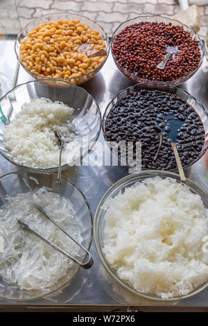 Gli ingredienti utilizzati in vietnamita Street alimenti disposti su un carrello per in acciaio inox Foto Stock