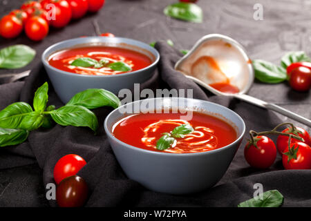 Spagnolo tradizionale a freddo la zuppa di pomodoro gazpacho in una ciotola posta sopra una pietra nera dello sfondo. Foto Stock