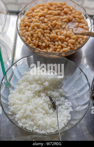 Gli ingredienti utilizzati in vietnamita Street alimenti disposti su un carrello per in acciaio inox Foto Stock