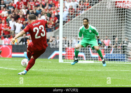 Londra, Regno Unito. 04 Ago, 2019. Xherdan Shaqiri di Liverpool spara a obiettivo ma vede il suo sforzo salvati dal Manchester City il portiere Claudio Bravo. La Comunità fa scudo, Liverpool e Manchester City allo Stadio di Wembley a Londra domenica 4 agosto 2019. Questa immagine può essere utilizzata solo per scopi editoriali. Solo uso editoriale, è richiesta una licenza per uso commerciale. Nessun uso in scommesse, giochi o un singolo giocatore/club/league pubblicazioni . pic da Chris Stading/Andrew Orchard fotografia sportiva/Alamy Live news Credito: Andrew Orchard fotografia sportiva/Alamy Live News Foto Stock