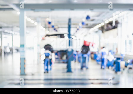 Sfondo sfocato : automobile tecnico riparare la vettura in officina, garage o una stazione di servizio. Foto Stock