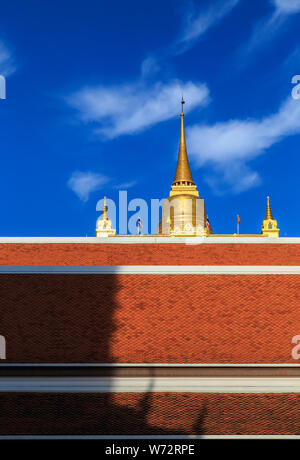 Pagoda di Golden Mountain sul cielo blu sullo sfondo al tempio thailandese, Wat Sraket Raja varavihara a Bangkok, in Thailandia Foto Stock