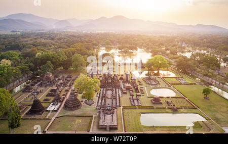 Vista aerea in tempo al tramonto. Sukhothai Parco Storico di Sukhothai provincia nord della Thailandia. Foto Stock