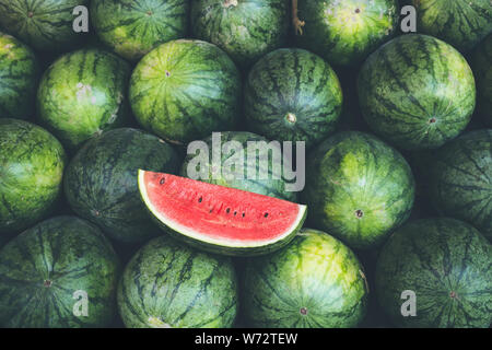 Pezzo di rosso fresco anguria fetta sull'heap Foto Stock